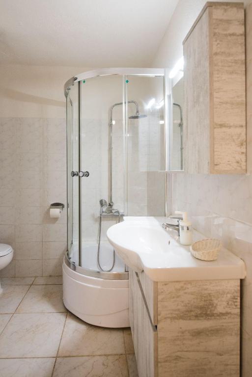 Sani Cape Vacation Villas - Bathroom